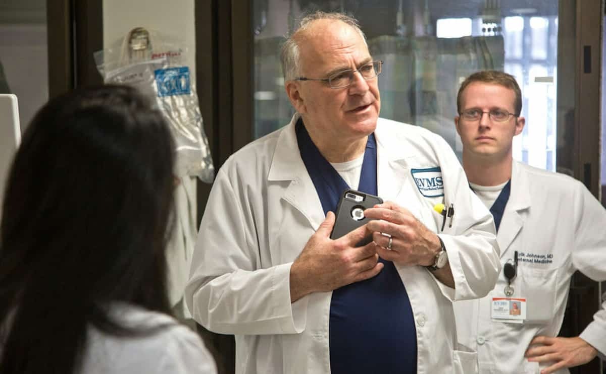 Le meilleur médecin américain en soins intensifs, le Dr Paul Marik, poursuit son hôpital pour sauver ses patients et le serment d'Hippocrate